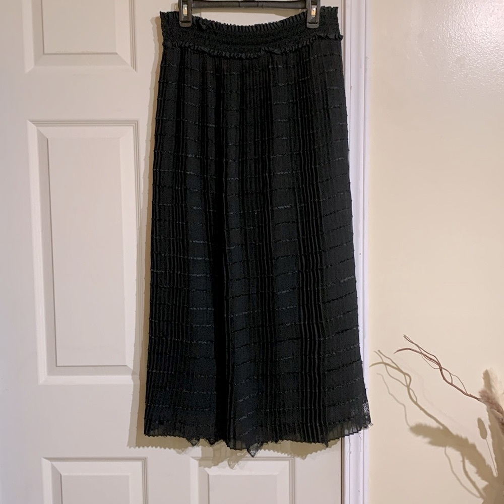 Black skirt. Pleated. Lace at the bottom of the front. Size M. - Picture 10 of 12